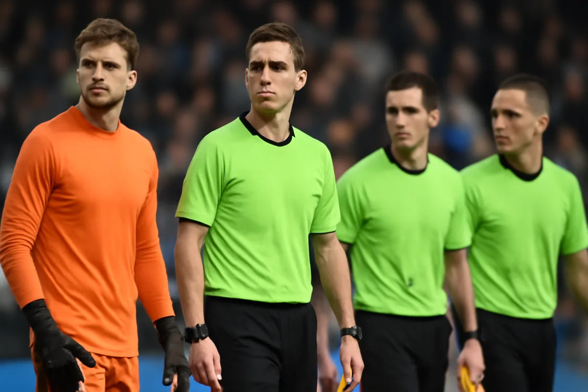 Portiere e maglia diversa dagli arbitri: la regola che molti confondono in partita